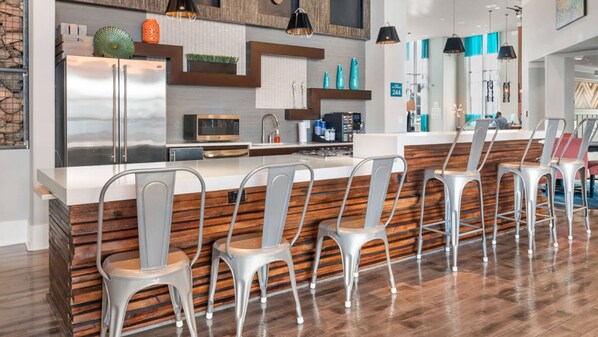 Réfrigérateur, tables à manger