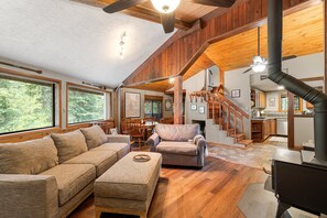 スマートテレビ、暖炉、書庫