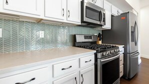 Frigorifero, tavolo da pranzo