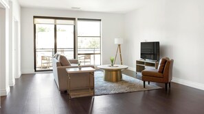 Smart TV - Landing | Modern 1BD, Gym (Cleveland)