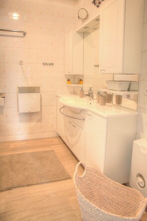 Douche, sèche-cheveux, savon, papier toilette