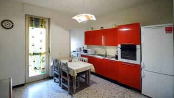 Familienapartment, Stadtblick | Eigene Küche | Esstisch