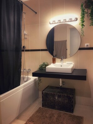 Douche, baignoire à jets, sèche-cheveux, serviettes fournies