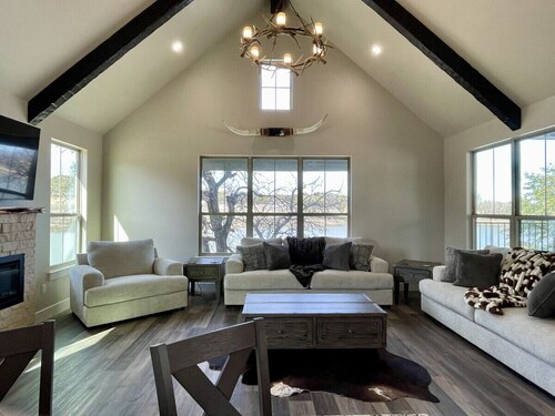 Tranquil Trails-Elegant Waterfront Retreat at Twin Canyons Longhorn Ranch