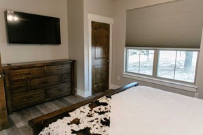 2 bedrooms, iron/ironing board, travel crib, free WiFi