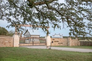 Property grounds - Rustic Elegance-Premier Lakeview Ranch Villa at Twin Canyons Longhorn Ranch (Granbury)