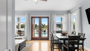 Rumah, Beberapa Tempat Tidur, akses ke kolam renang (8506 Lydia Ln) | Tempat makan