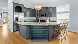 Rumah, Beberapa Tempat Tidur, akses ke kolam renang (8506 Lydia Ln) | Dapur pribadi | Mesin pembuat kopi/teh, lemari es, microwave, dan oven