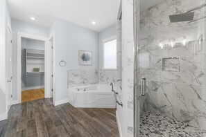 Casa, letti multipli, accesso alla piscina (8506 Lydia Ln) | Bagno | Asciugacapelli, asciugamani, carta igienica