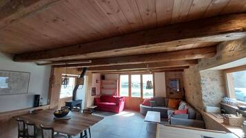 Una televisión, una chimenea, libros, un reproductor estéreo