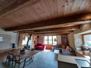 TV, peis, bøker og stereoanlegg