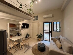 Estudio, patio | Wifi gratis y ropa de cama