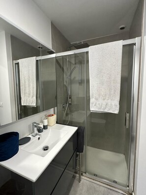Douche, sĂšche-cheveux