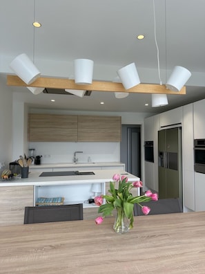 Four à micro-ondes, un four, surface de cuisson, lave-vaisselle