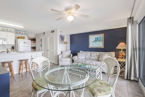 Télévision, lecteur de DVD, livres