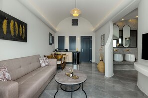 Deluxe Suite - Private Outdoor Hot Tub and Sea View | 1 bedroom, in-room safe, individually decorated, soundproofing - Kudos Suites Firostefani  (Santorini)