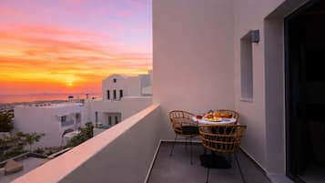 Deluxe Suite - Private Outdoor Hot Tub and Sea View | Teres/patio