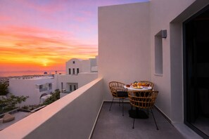Deluxe Suite - Private Outdoor Hot Tub and Sea View | Terrace/patio - Kudos Suites Firostefani  (Santorini)