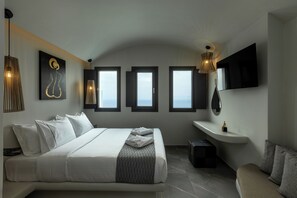 Deluxe Suite - Private Outdoor Hot Tub and Sea View | 1 phòng ngủ, két bảo mật tại phòng, trang trí khác biệt 