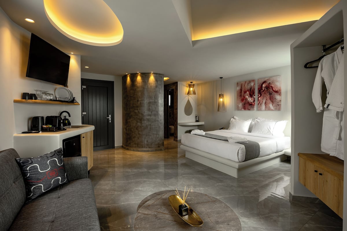 Deluxe Suite, Sea View | 1 bedroom, in-room safe, soundproofing, iron/ironing board