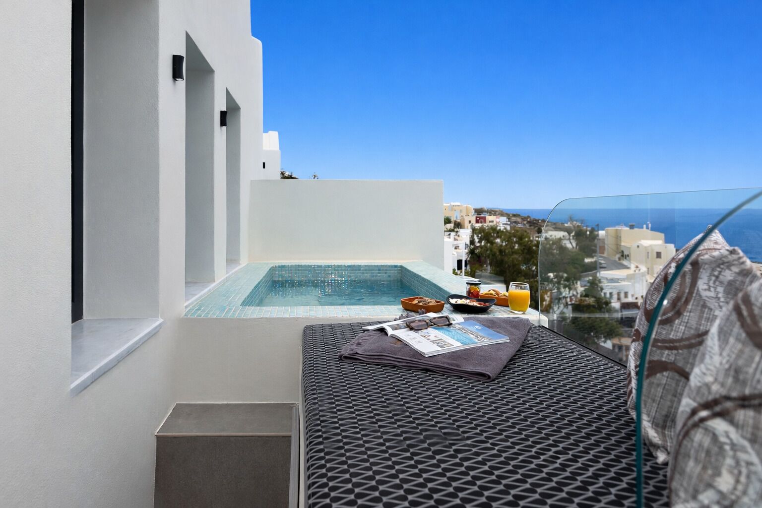 Deluxe Suite - Private Outdoor Hot Tub and Sea View | Terras
