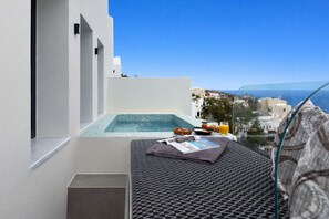 Deluxe Suite - Private Outdoor Hot Tub and Sea View | Terassi/patio
