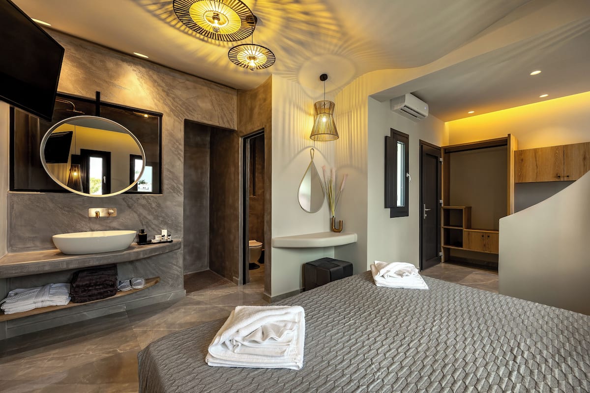 Superior Suite, Balcony, Sea View | 1 bedroom, in-room safe, soundproofing, iron/ironing board