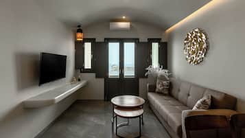 Deluxe Suite - Private Outdoor Hot Tub and Sea View | 1 bedroom, in-room safe, individually decorated, soundproofing