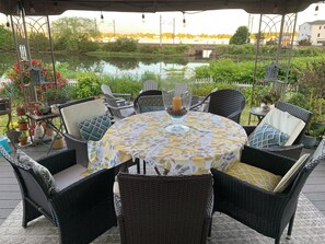 Outdoor dining - Downtown Mystic Waterfront Oasis (Groton)