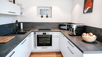 Kühlschrank, Mikrowelle, Ofen, Herdplatte