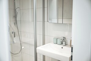Dusche, Haartrockner, Handtücher, Seife