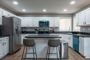 Fridge, microwave, oven, stovetop - Cozy Modern Villa Sum (New Castle)