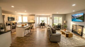 Fernseher, Kamin, Arbeitsbereiche