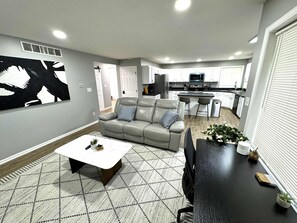 TV, offices - Cozy Modern Villa Sum (New Castle)