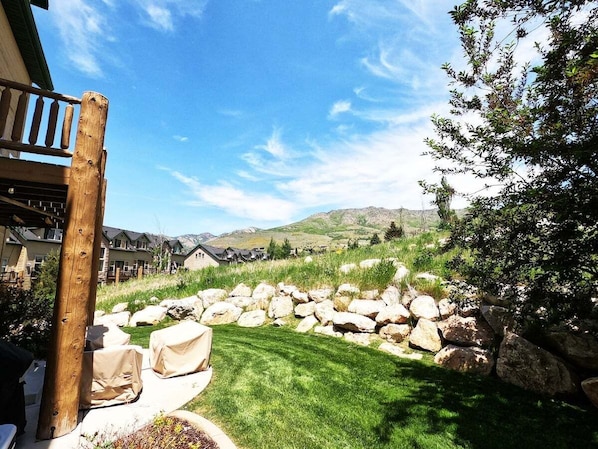 A stone wall, a grassy area, and a mountain view. - 3 BR 3.5bth with 2 En-Suite King Bedrooms (Eden)