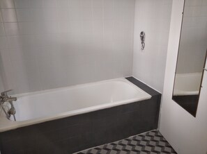 Sèche-cheveux, serviettes fournies, savon, papier toilette