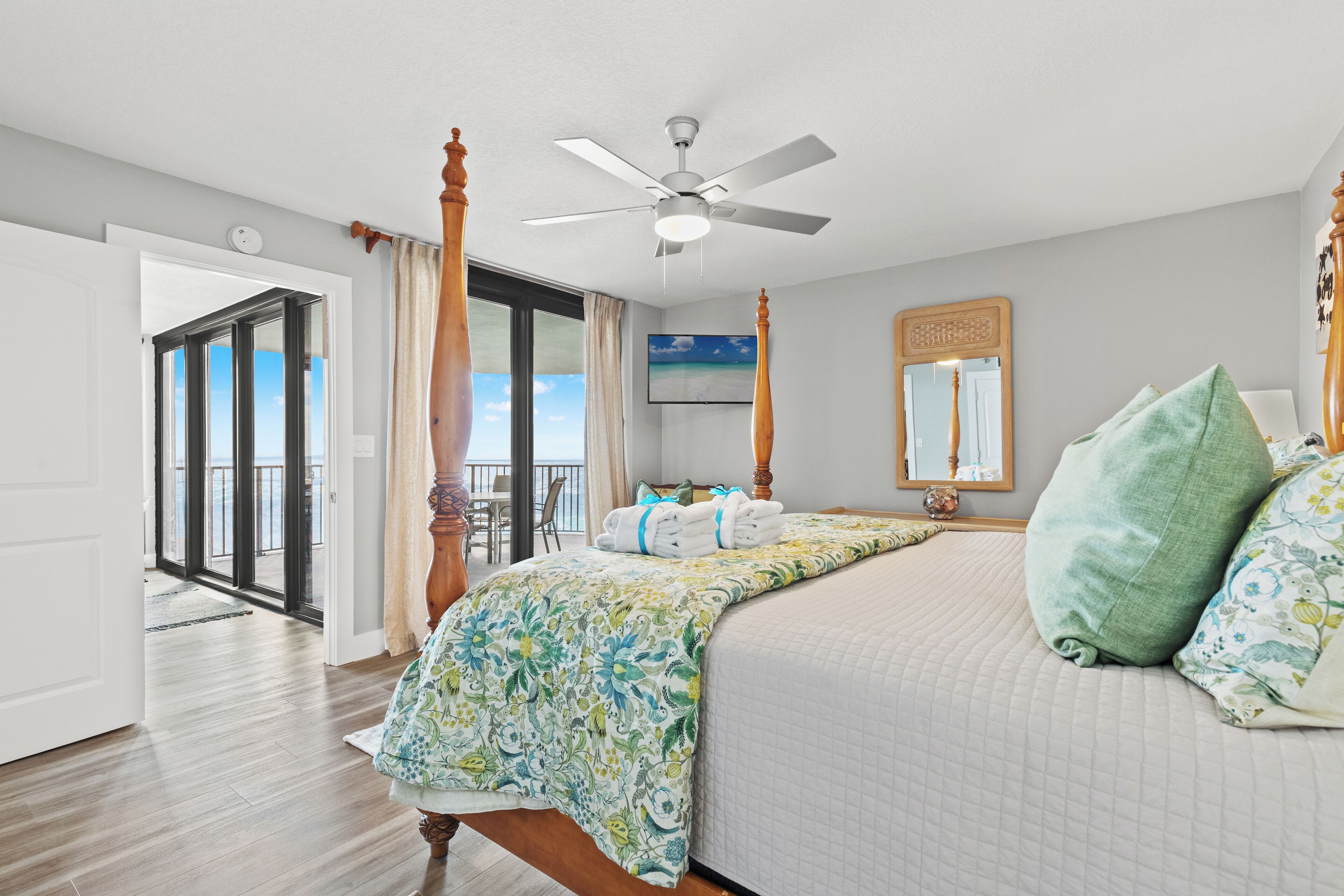 2 bedrooms, individually decorated, individually furnished