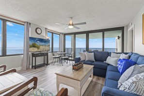 Condo, várias camas, sacada, vista para o oceano (Watercrest 1502) | Área de estar | TV de tela plana 42 polegadas com canais digitais