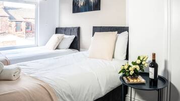 2 habitaciones, tabla de planchar con plancha, cuna de viaje y wifi