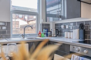 Køleskab, mikrobølgeovn, ovn, kogeplade