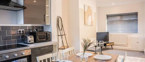 Réfrigérateur, micro-ondes, four, plaque de cuisson