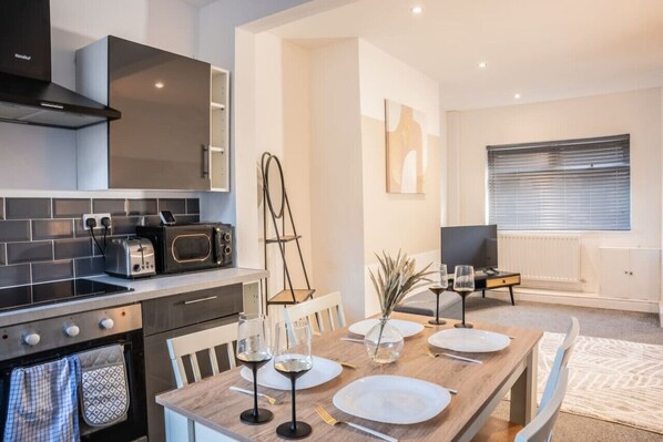 Køleskab, mikrobølgeovn, ovn, kogeplade