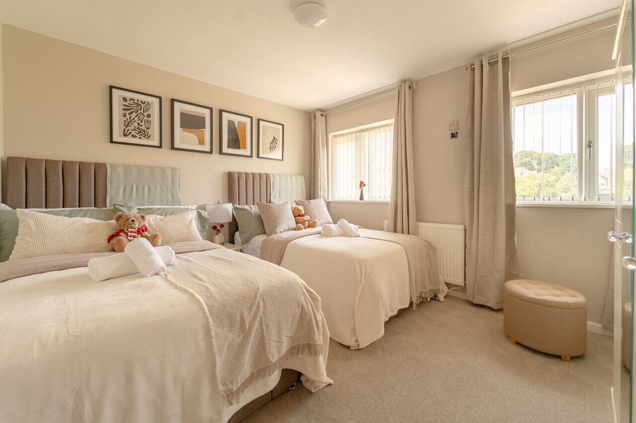 3 chambres, bureau, fer et planche à repasser, lit parapluie