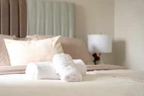 3 chambres, bureau, fer et planche à repasser, lit parapluie