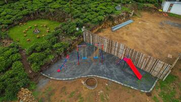 Zona de juegos infantil al aire libre
