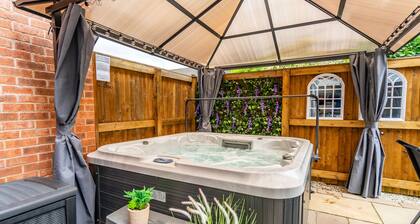 The Ebor House - sleeps 7 guests in 3 bedrooms with hot tub