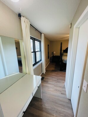 3 bedrooms, desk, iron/ironing board, travel cot - ¡FULL home with 2 KING beds and a pool!  (Owasso)