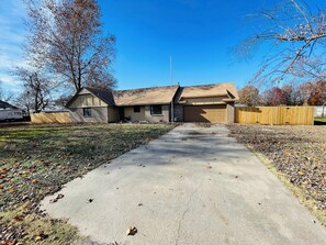 Exterior - ¡FULL home with 2 KING beds and a pool!  (Owasso)