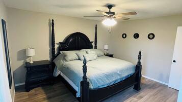 3 Schlafzimmer, Schreibtisch, Bügeleisen/Bügelbrett, Reisekinderbett