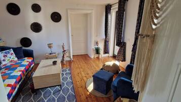 TV, lareira, videogames, livros